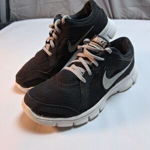 Nike Flex Experience RN 2 running shoes Womens size 6.5 Black Wht Silver